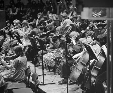 880348 Afbeelding van het concert van een jeugdorkest in het Muziekcentrum Vredenburg te Utrecht, tijdens de tiendaagse ...